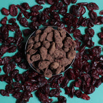Cranberries bañados en chocolate 75% cacao.